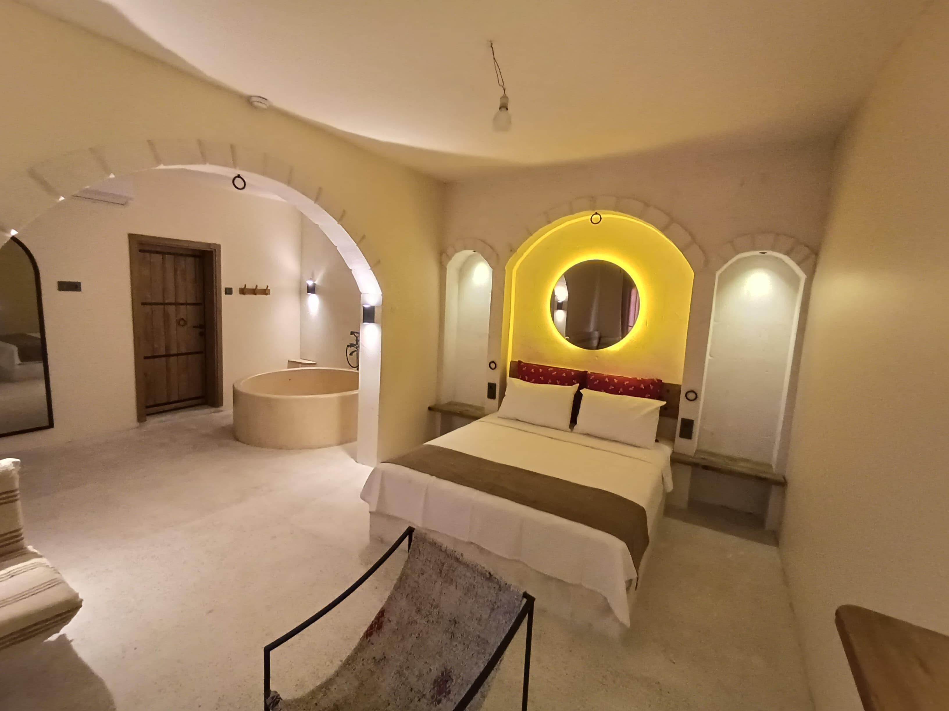 Suite, City View | Desk, free WiFi