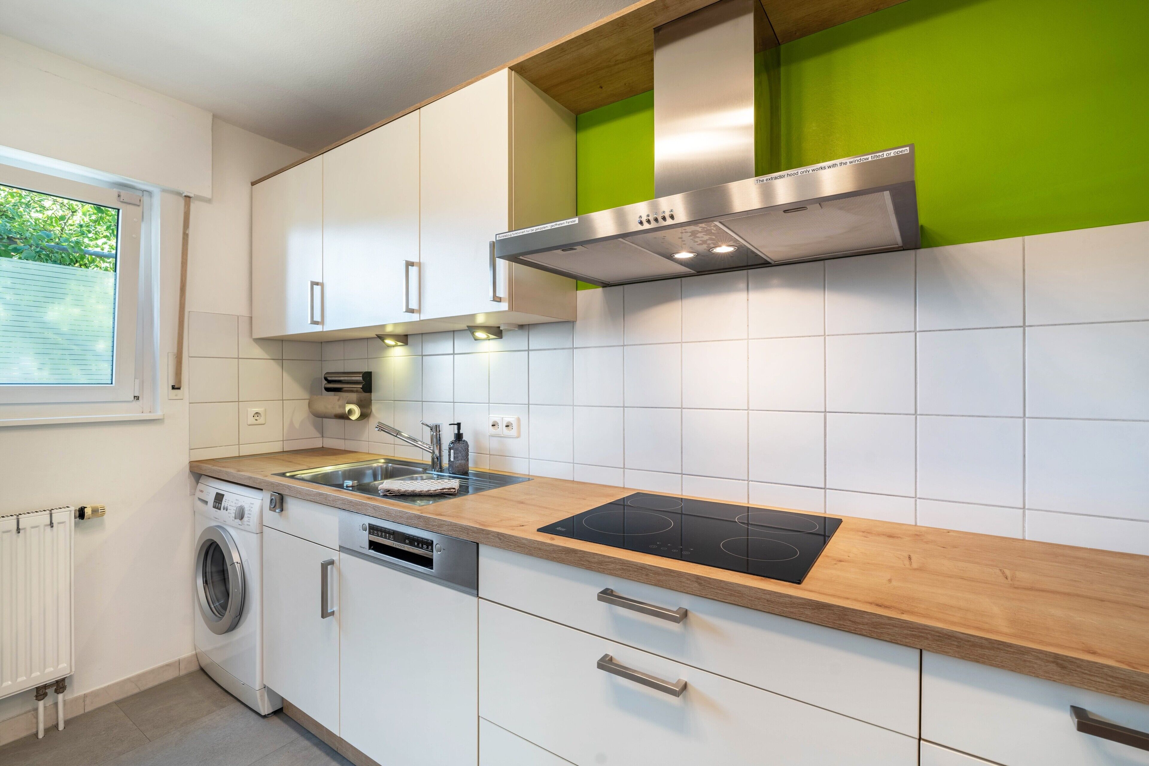Cafetera/tetera, refrigerador, horno, placa de cocina