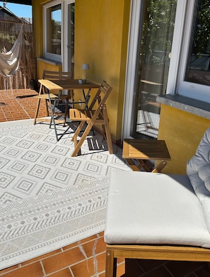 Outdoor dining - Cozy Apartment between Black Forest and Rhine with Balcony and Fireplace (Sinzheim)