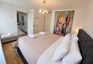 Iron/ironing board, internet, bed sheets
