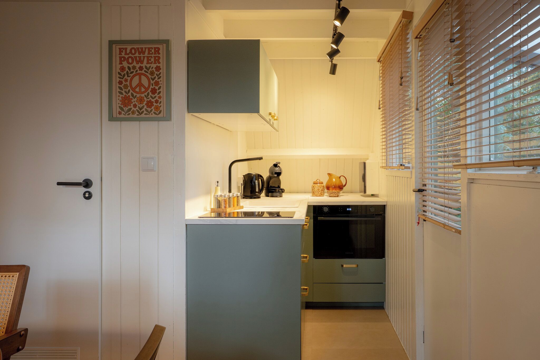 Coffee/tea maker, fridge, oven, stovetop