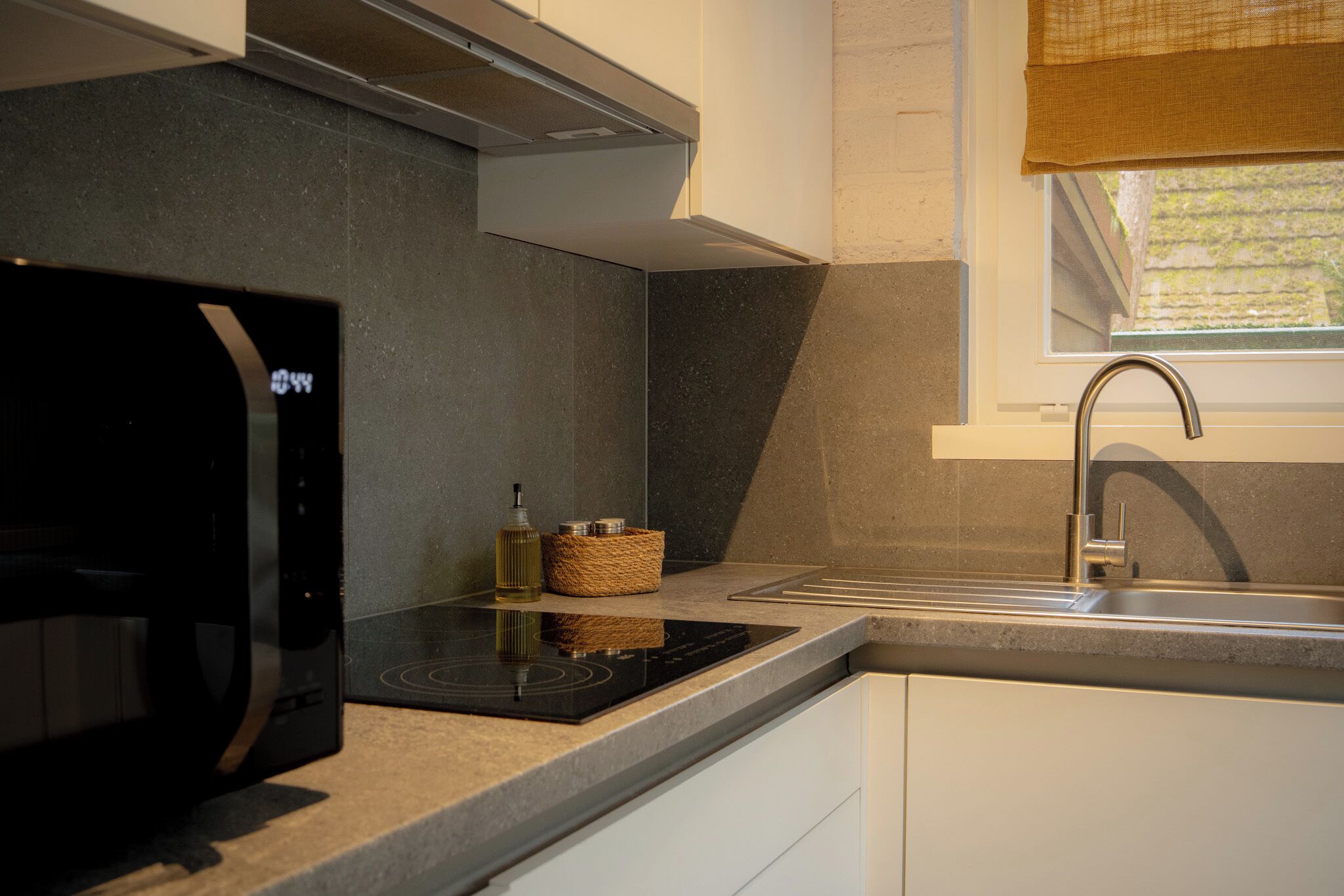 Wasserkocher mit Kaffee-/Teezubehör, Kühlschrank, Mikrowelle, Hochstuhl