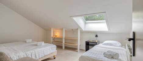 3 bedrooms, travel crib, WiFi, bed sheets