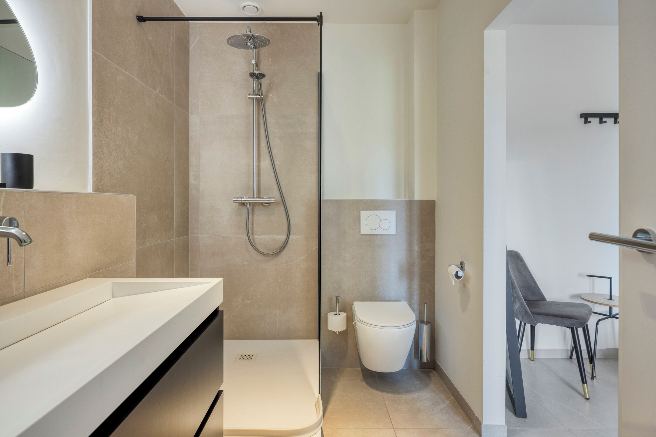 Un bagno moderno con doccia, toilette e lavabo.