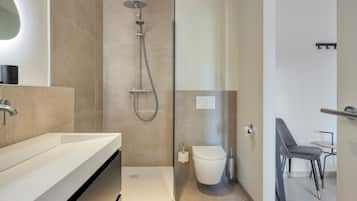 Un bagno moderno con doccia, toilette e lavabo.