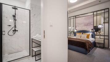 Kamar Triple Keluarga, pemandangan halaman | Kamar mandi
