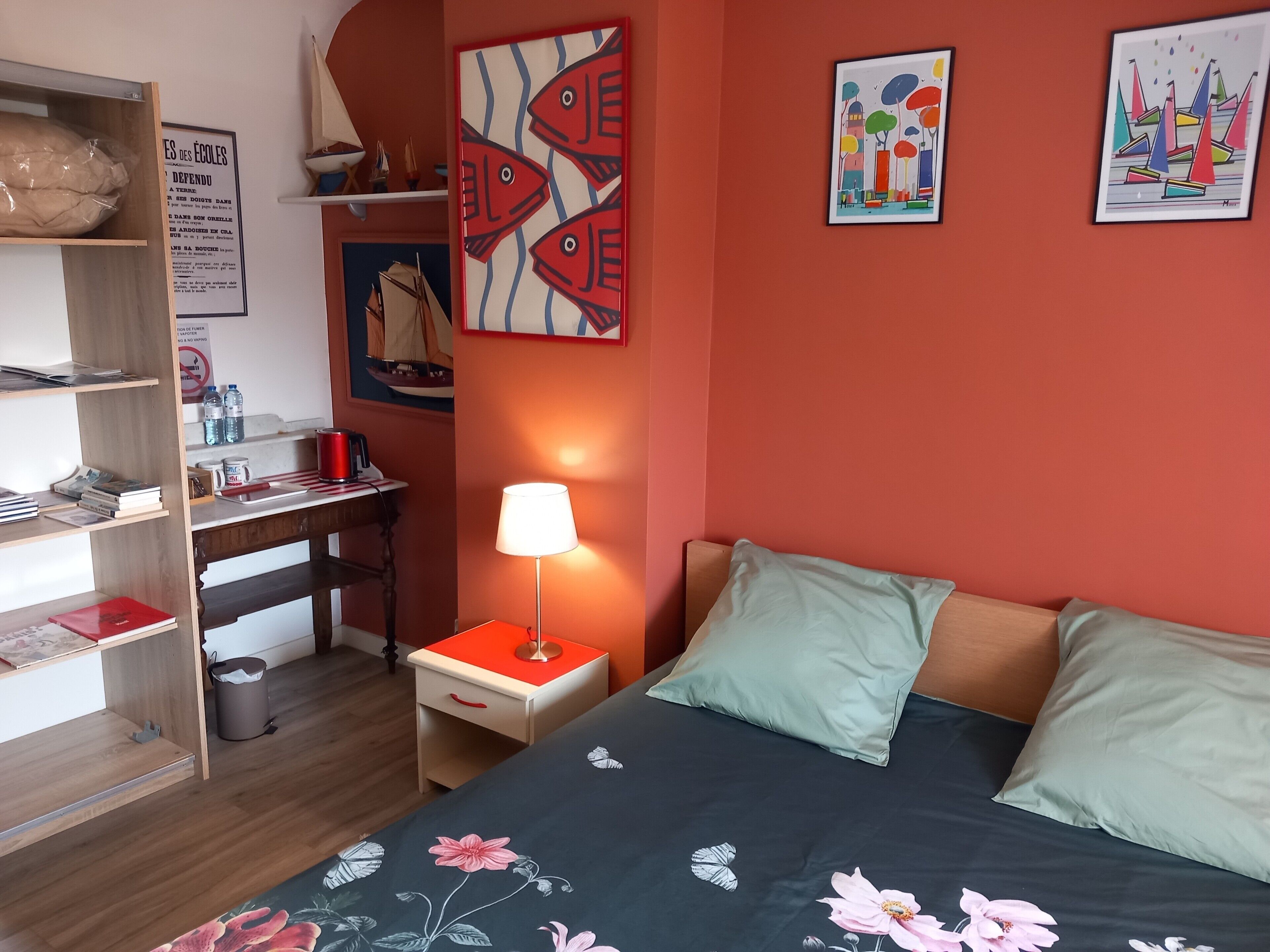 Une chambre avec un lit, un bureau et une bibliothèque.