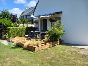 Outdoor dining - Bed and Breakfast 'Bénodet Chambre D'hôtes Les Sauges' with Shared Garden and Wi-Fi (Bénodet)