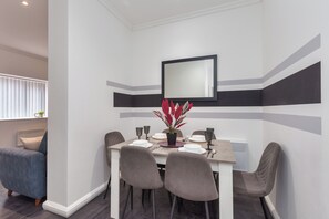 Dining - South Pier Apartment 6 (Blackpool)