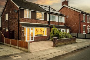 Exterior - Leyland House, Leyland Lane (Lancashire)
