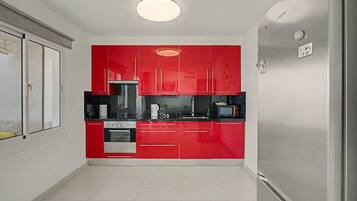 Coffee/tea maker, fridge, microwave, stovetop
