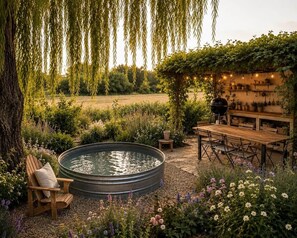 Ein Garten mit Whirlpool, Holzmöbeln und einer Pergola mit Lichterketten.