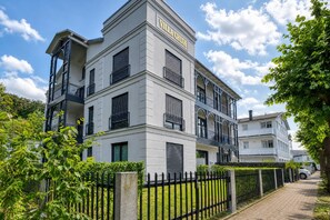Ein mehrstöckiges Gebäude mit einem markanten Schild, auf dem 'VILLA CHLOE' steht.