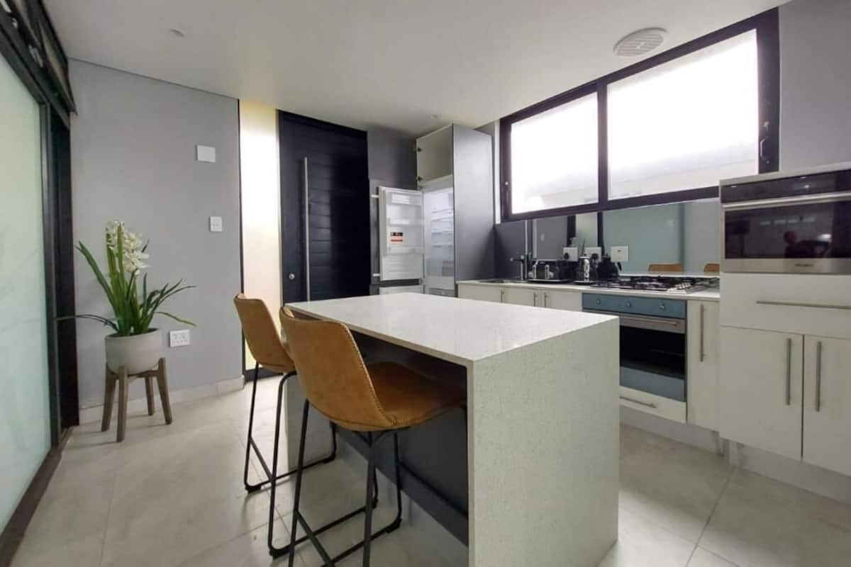 Villa superior, vista al jardín | Cocina privada