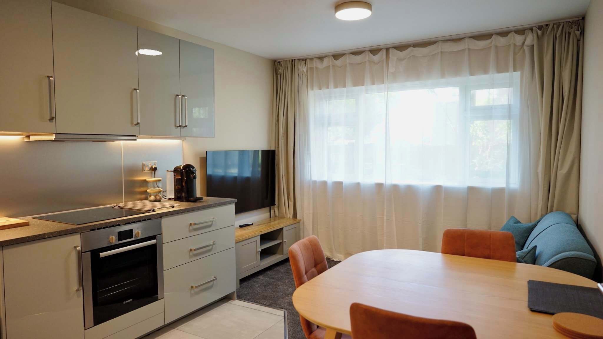 Coffee/tea maker, fridge, microwave, oven