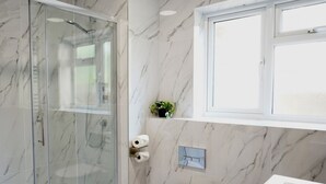 A bathroom with a glass-enclosed shower, a toilet, and a sink. - Freshly Refurbished 2BD Flat in Catford Bridge (Greater London)