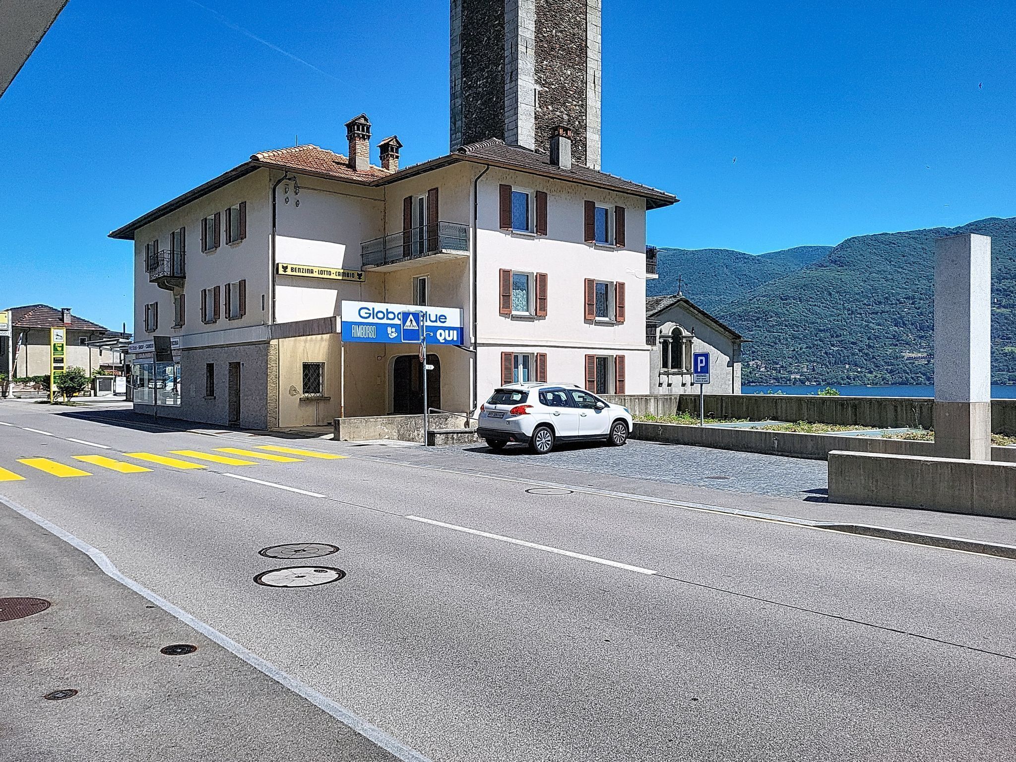 En bygning med et skilt for 'Globale Ristorante' og et parkeringstegn.
