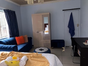 Departamento básico, vista al jardín | Tabla de planchar con plancha y wifi gratis 