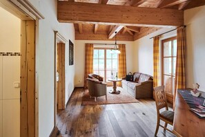 Suite, balcon, vue montagne | Coin séjour