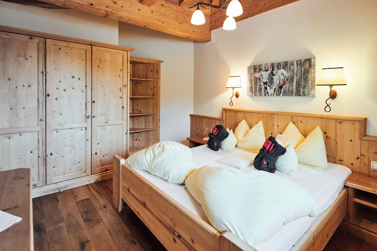 Suite, Balcony, Mountain View | Soundproofing, WiFi (free), bed sheets