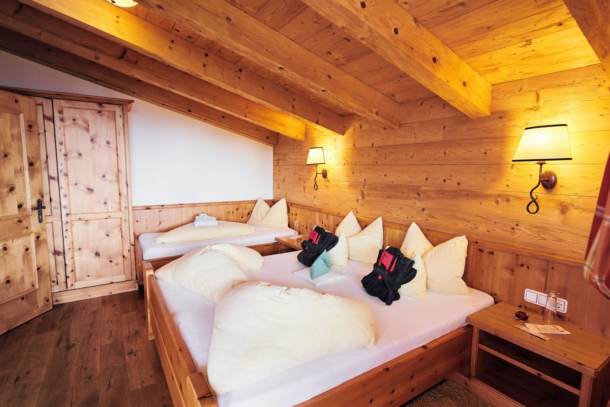 Suite, Balcony, Mountain View | Soundproofing, WiFi (free), bed sheets