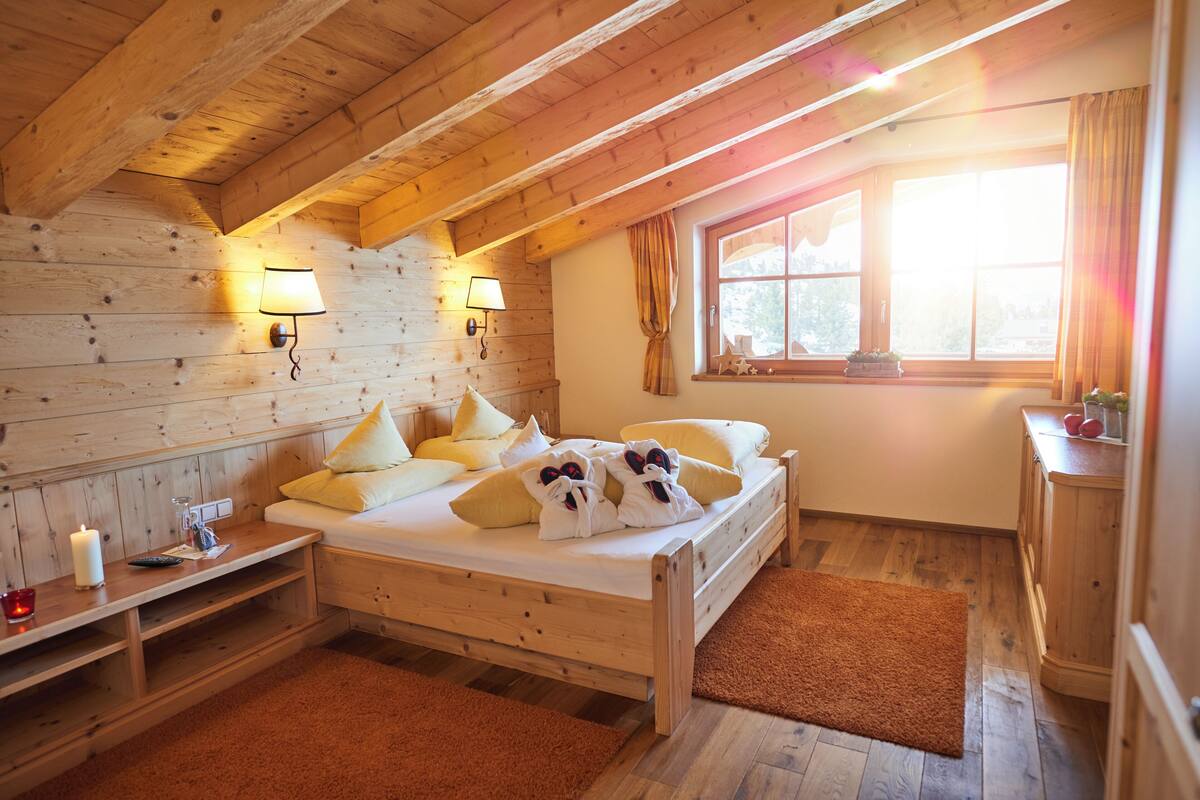 Suite, Balcony, Mountain View | Soundproofing, WiFi (free), bed sheets
