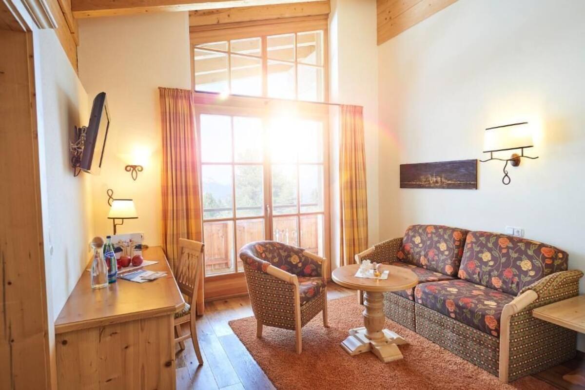Suite, Balkon, Bergblick | Wohnbereich