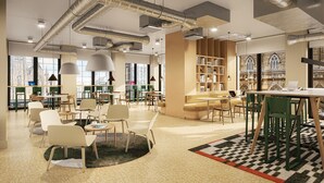 Une bibliothèque moderne dotée de nombreux espaces de lecture, d’étagères et de grandes fenêtres.