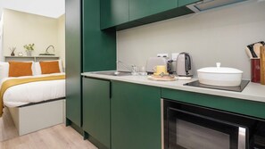 Cocina compacta equipada con microondas, tostadora y cafetera.