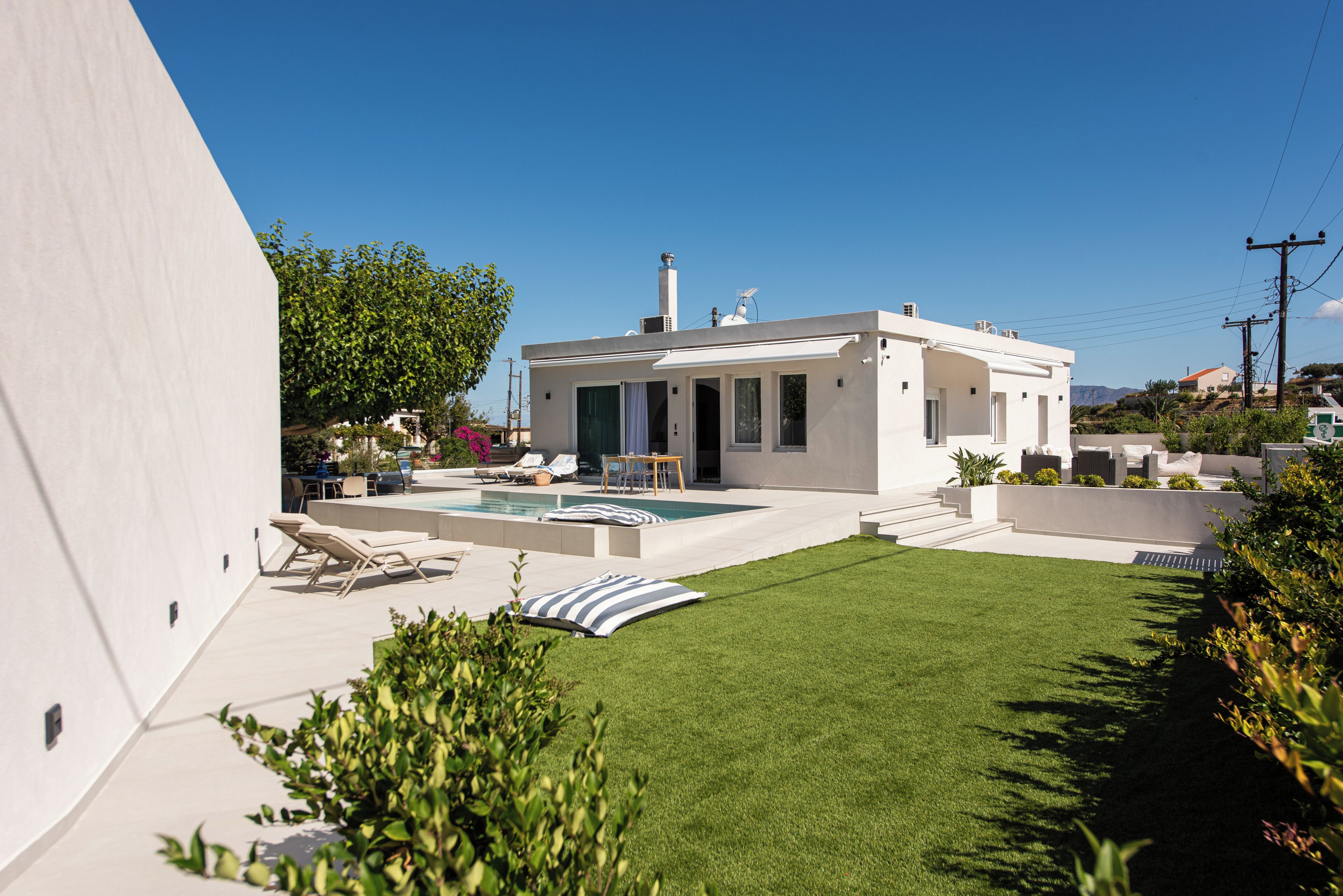 Luxury Apartment, Partial Sea View | Garden view