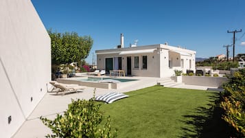Luxury Apartment, Partial Sea View | Garden view