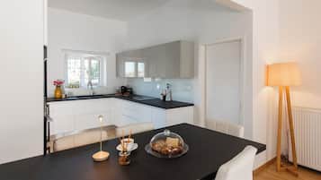 Luxury Apartment, Partial Sea View | Dining