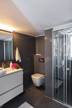 Departamento de lujo, vista parcial al mar | Baño | Regadera, secadora de cabello, toallas, jabón 