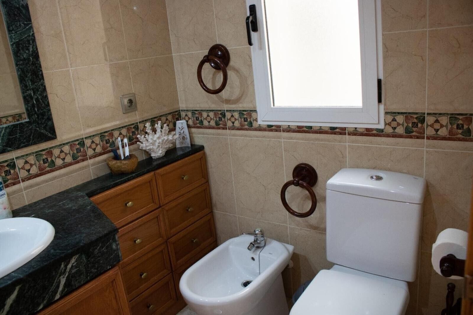 Een douche, een haardroger, handdoeken