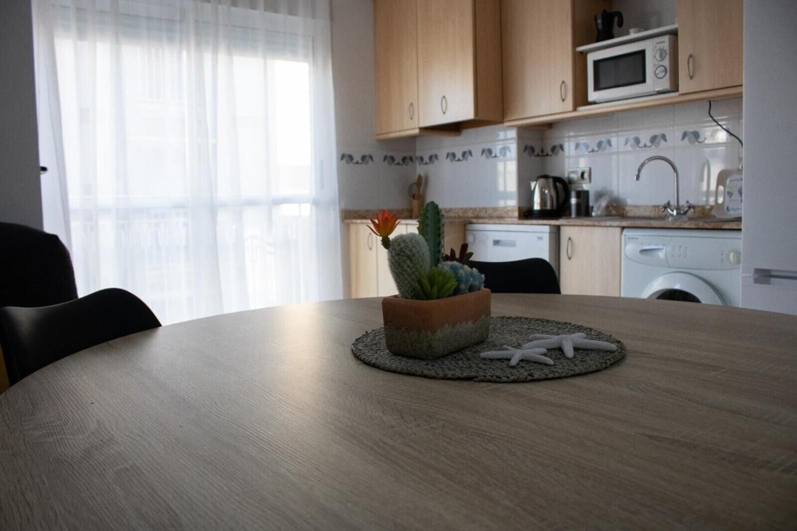 Cafetera y tetera, refrigerador, microondas y horno 