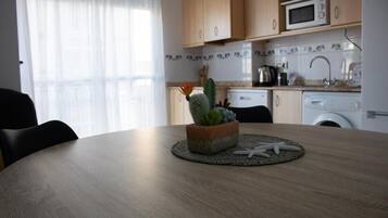 Cafetera y tetera, refrigerador, microondas y horno
