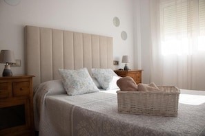 3 habitaciones, tabla de planchar con plancha, wifi y ropa de cama 
