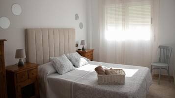 3 habitaciones, tabla de planchar con plancha, wifi y ropa de cama