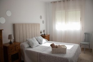3 habitaciones, tabla de planchar con plancha, wifi y ropa de cama 