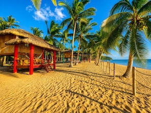 Di pantai, pasir putih 