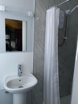 Produtos de toalete grátis, secador de cabelo, toalhas de banho 