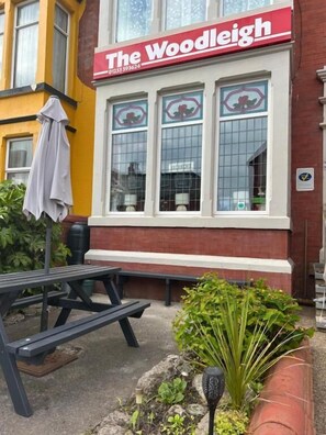 Outdoor dining - The Woodleigh Hotel (Blackpool)