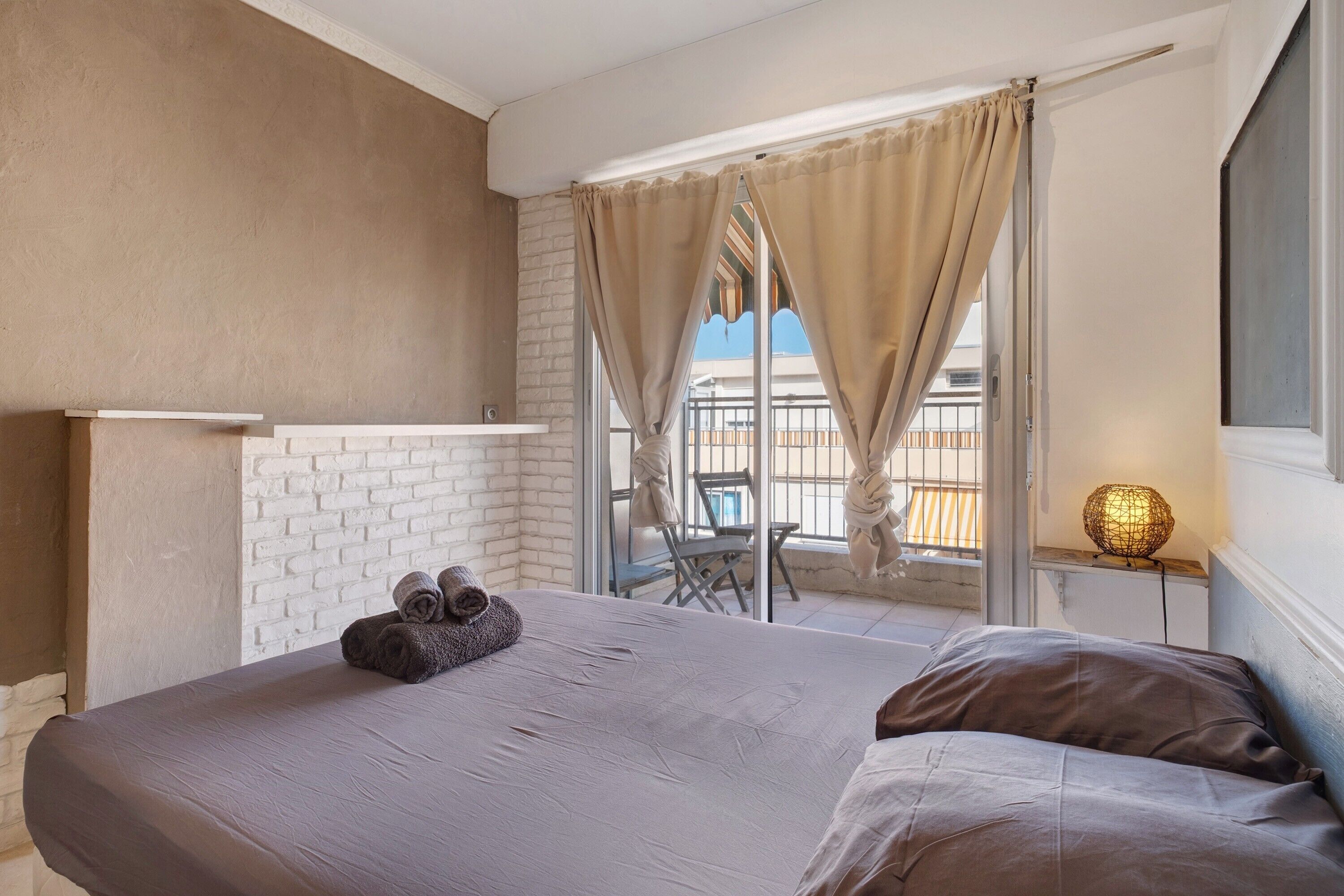 1 dormitorio, tabla de planchar con plancha, wifi y ropa de cama