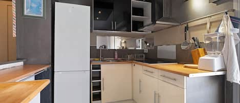 Coffee/tea maker, fridge, microwave, oven