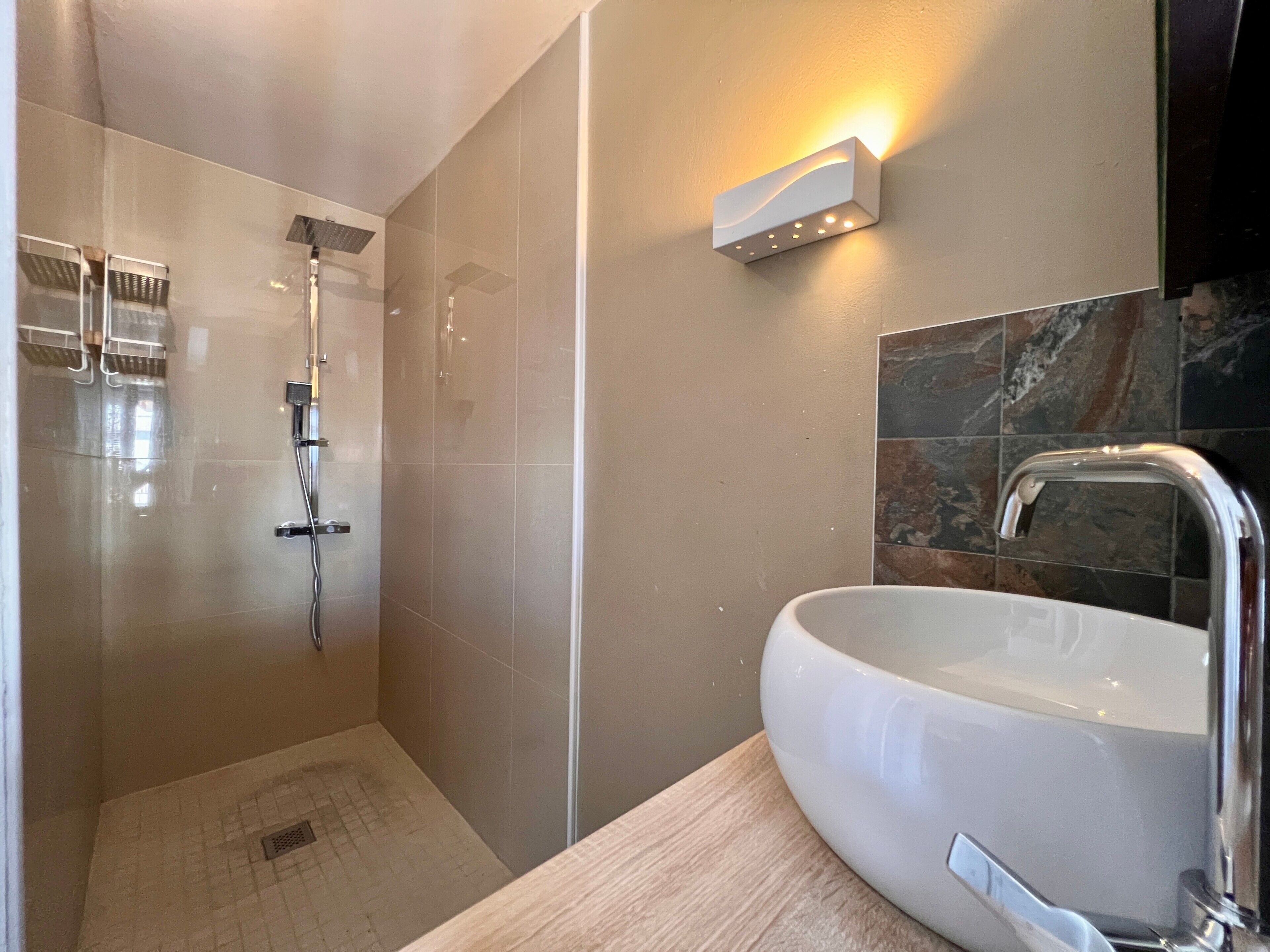 Douche, sèche-cheveux, serviettes fournies
