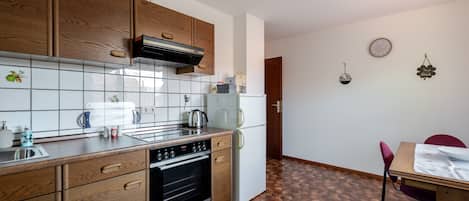 Coffee/tea maker, fridge, oven, stovetop