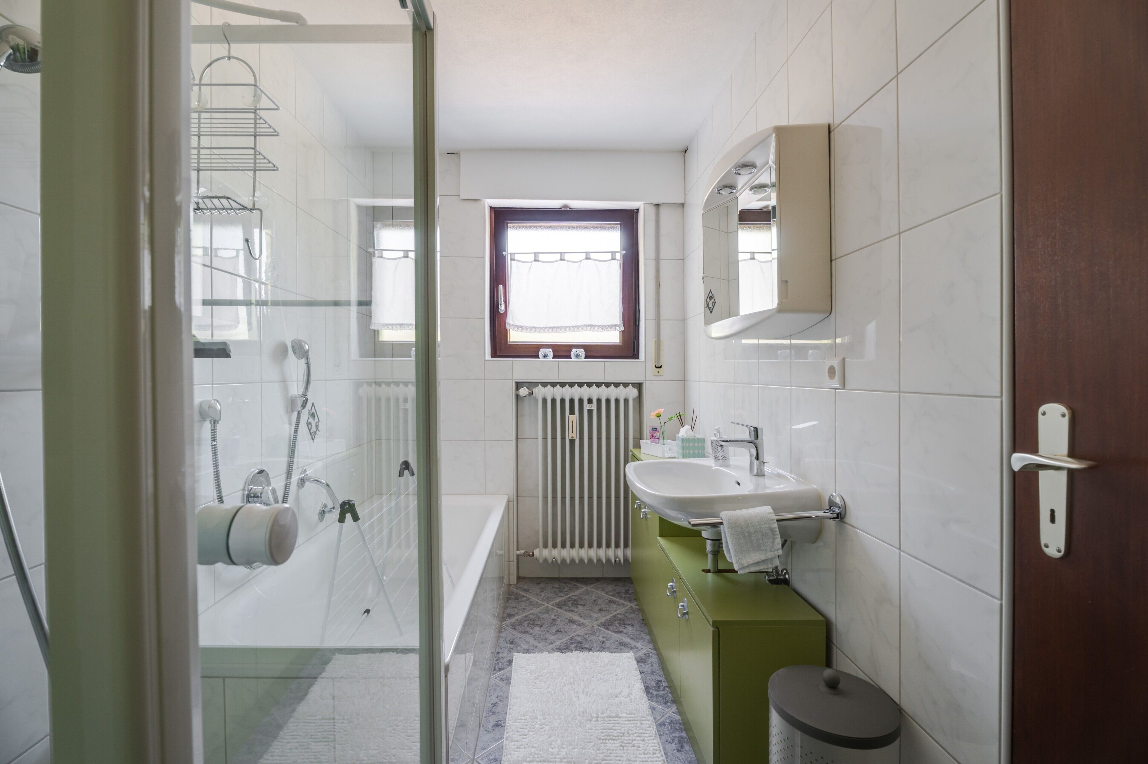 Dusche, Haartrockner, Handtücher