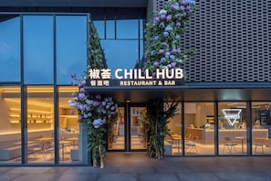 Outdoor dining - Kew Green Chengdu  Hotel (Chengdu)