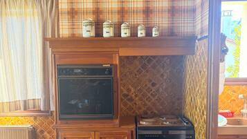 Frigorífico, microondas, horno y placa de cocina