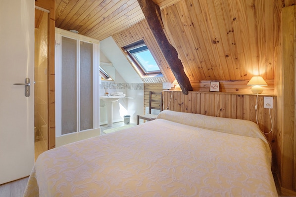 Room - Guest Room "Chambre 4" with Shared Garden and Wi-Fi (Courtils)